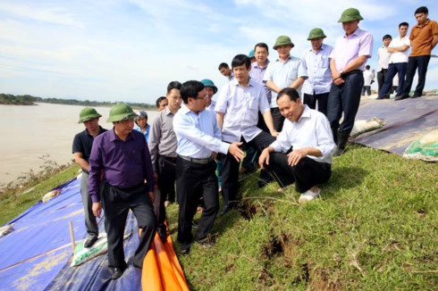 Phó Thủ tướng  Phạm Bình Minh làm việc với lãnh đạo tỉnh Thanh Hóa về khắc phục hậu quả mưa lũ, ứng phó bão